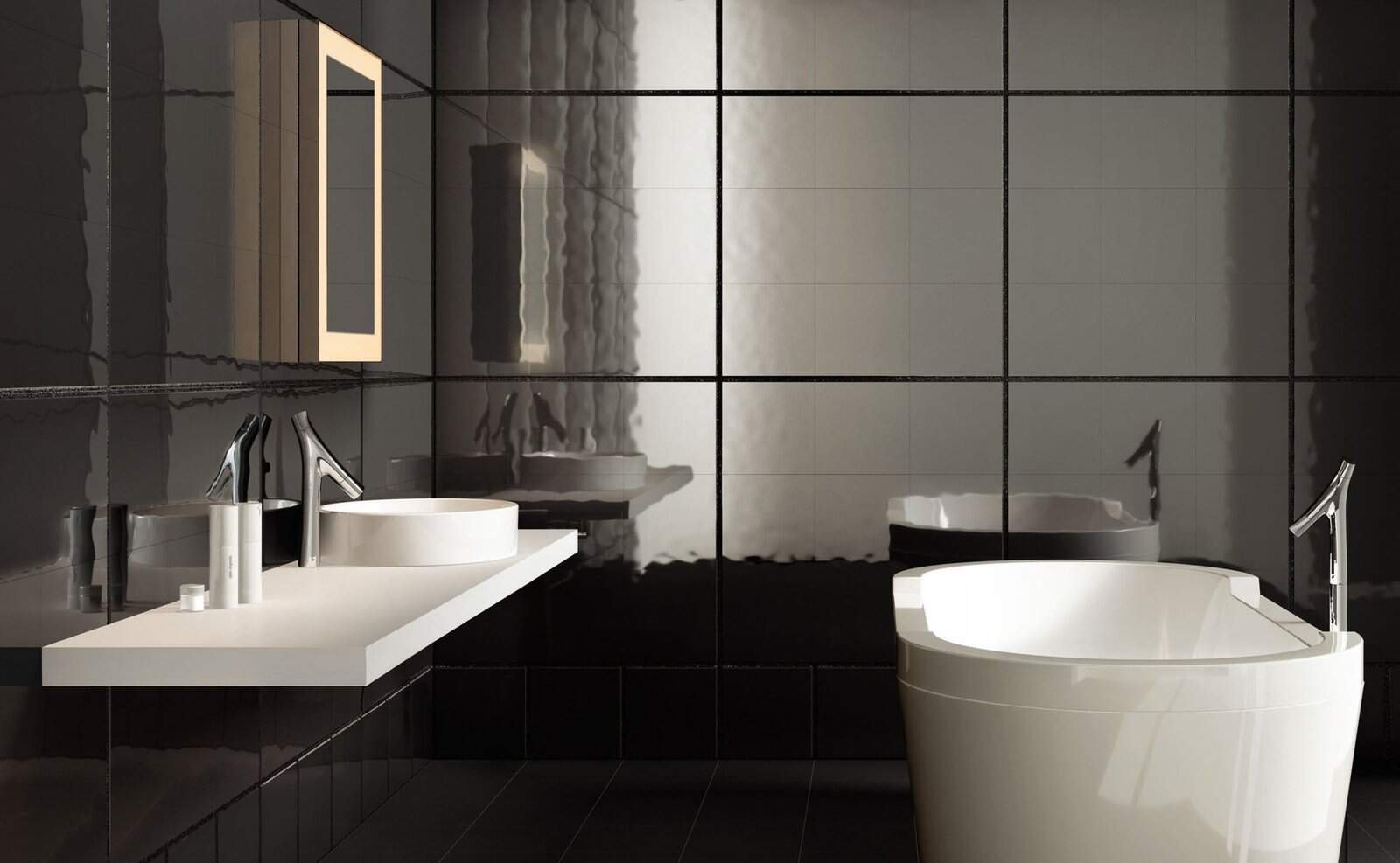 Revêtement mural en carrelage noir brillant dans une salle de bain moderne.